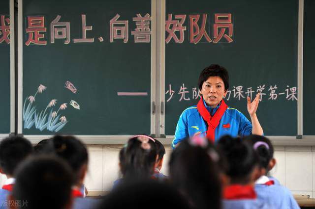 叶辰点点头，又看向苏知鱼和杜海清，认真道：苏小姐、杜阿姨，明日苏成峰与苏守道在叶陵山跪拜完之后，会配合二位把该办的所有手续办完，届时苏成峰就要启程前往马达加斯加，这中间可能需要一些筹备时间，但我不想他继续留在国内，所以就先安排他和他的随从，以及叶家的叶枫，乘轮船前往马达加斯加，可能要二十天左右的时间。